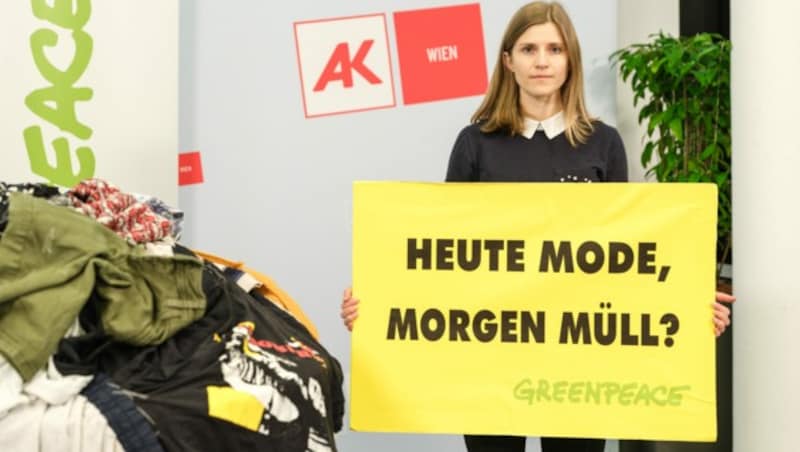 Greenpeace fordert ein Vernichtungsverbot und Lieferkettengesetz für Kleidung. (Bild: Greenpeace/Mitja Kobal)