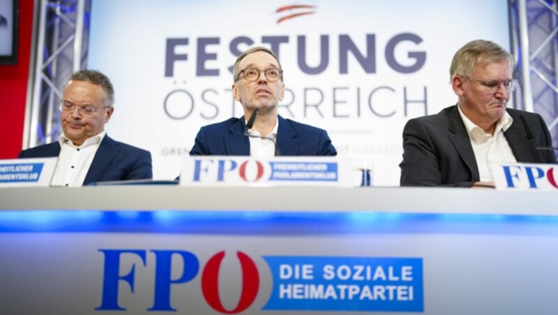 Von links: FPÖ-Nationalrat Gerald Hauser, FPÖ-Obmann Herbert Kickl und Urologe Hannes Strasser (Bild: APA/EVA MANHART)