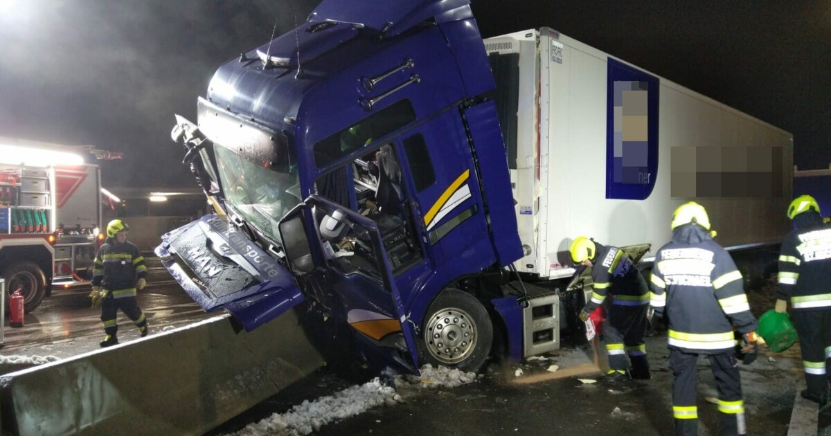 Sekundenschlaf - Lkw Krachte Gegen Aufprallschutz Bei Mautstelle | Krone.at