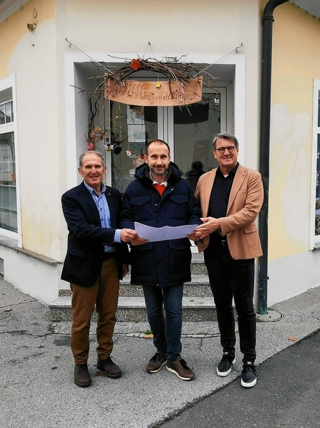Alfred Kollar (derecha) con el alcalde Harald Kahr (centro) y el ex jefe local y miembro de la junta de supervisión de OSG, Wolfgang Tauss.  (Imagen: zVg)