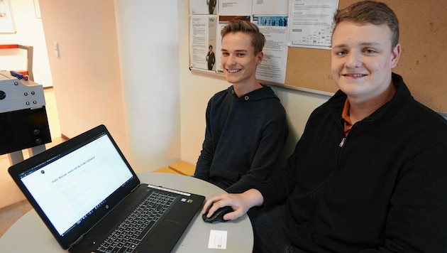 Manuel Weidinger (l.) und Cedric Streitberger (r.) haben die App im Alleingang programmiert (Bild: Pail Sepp)