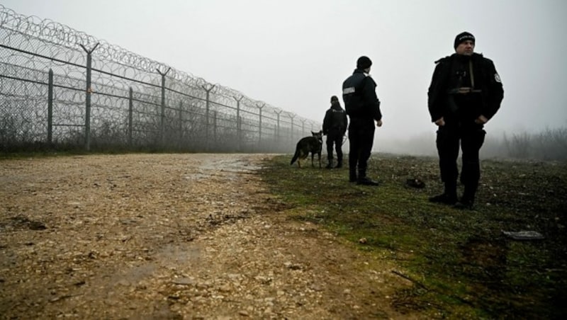 Bulgarische Grenzpolizisten auf Patrouille (Bild: APA/AFP/Nikolay DOYCHINOV)