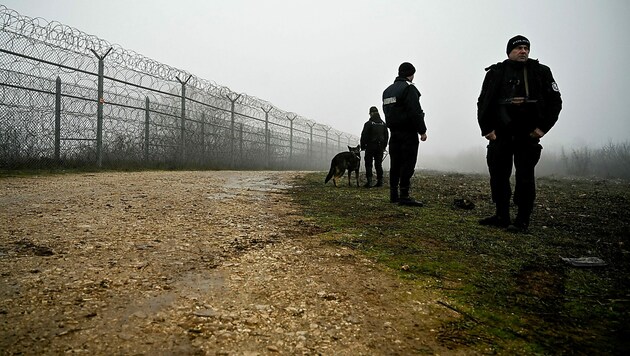 Bulgarische Grenzpolizisten auf Patrouille (Bild: APA/AFP/Nikolay DOYCHINOV)