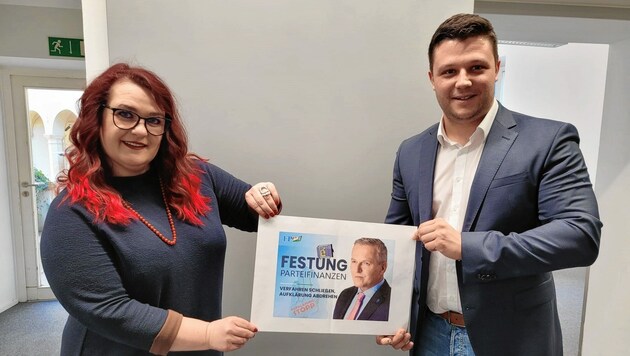 Claudia Schönbacher und Alexis Pascuttini und ihre Version des aktuellen FPÖ-Plakats. (Bild: Traby Jakob)