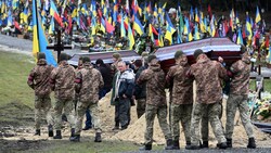 Ukrainische Soldaten tragen die Särge ihrer bei Kämpfen mit russischen Truppen getöteten Kameraden. (Bild: AFP)