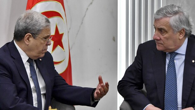 Italiens Außenminister Antonio Tajani (rechts) mit seinem tunesischen Amtskollegen Othman Jirandi (links) (Bild: Fethi Belaid/AFP)