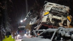 Der Lkw durchbrach auf der A2 die Leitschiene. Die Autobahn musste vorübergehend komplett gesperrt werden. (Bild: FF Arnoldstein, Krone KREATIV)