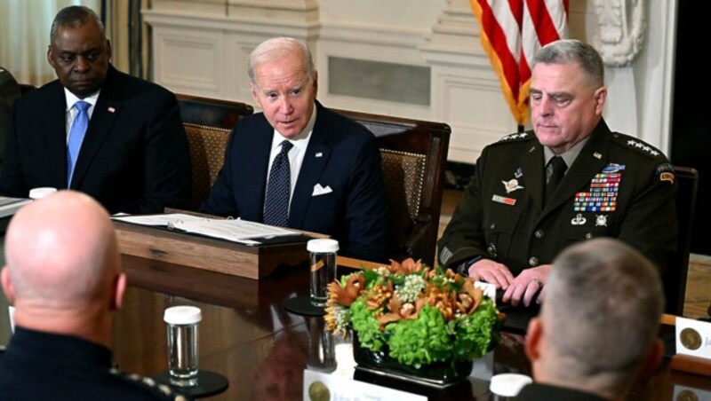 US-Präsident Joe Biden bei einer Sitzung mit seinem Verteidigungsminister Lloyd Austin (2. v. links) und Generalstabschef Mark Milley (rechts) (Bild: APA/AFP/SAUL LOEB)