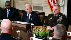 US-Präsident Joe Biden bei einer Sitzung mit seinem Verteidigungsminister Lloyd Austin (2. v. links) und Generalstabschef Mark Milley (rechts) (Bild: APA/AFP/SAUL LOEB)