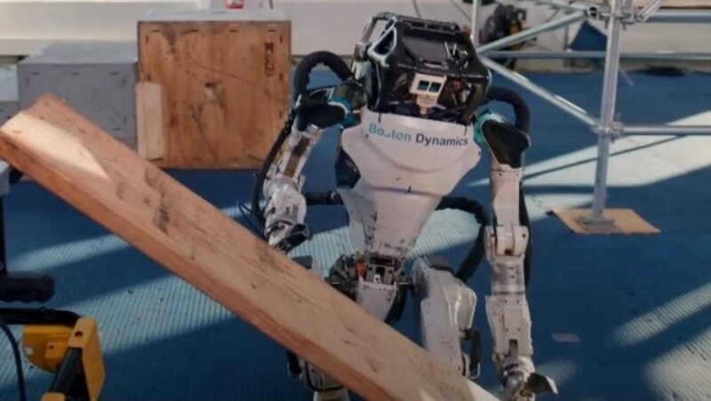 Boston Dynamics‘ „Atlas“ kann jetzt auch richtig anpacken. (Bild: youtube.com/Boston Dynamics)