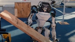 Boston Dynamics' "Atlas" kann jetzt auch richtig anpacken. (Bild: youtube.com/Boston Dynamics)