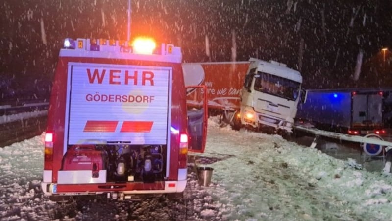 Ein Sattelschlepper krachte gegen die Leitschiene, der Dieseltank schlug dabei leck. (Bild: FF Gödersdorf)