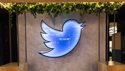 „Überschüssiges Firmeneigentum von Twitter“ wie diese Neonleuchte kam beim Auktionshaus Heritage Global Partners unter den Hammer. (Bild: AFP)
