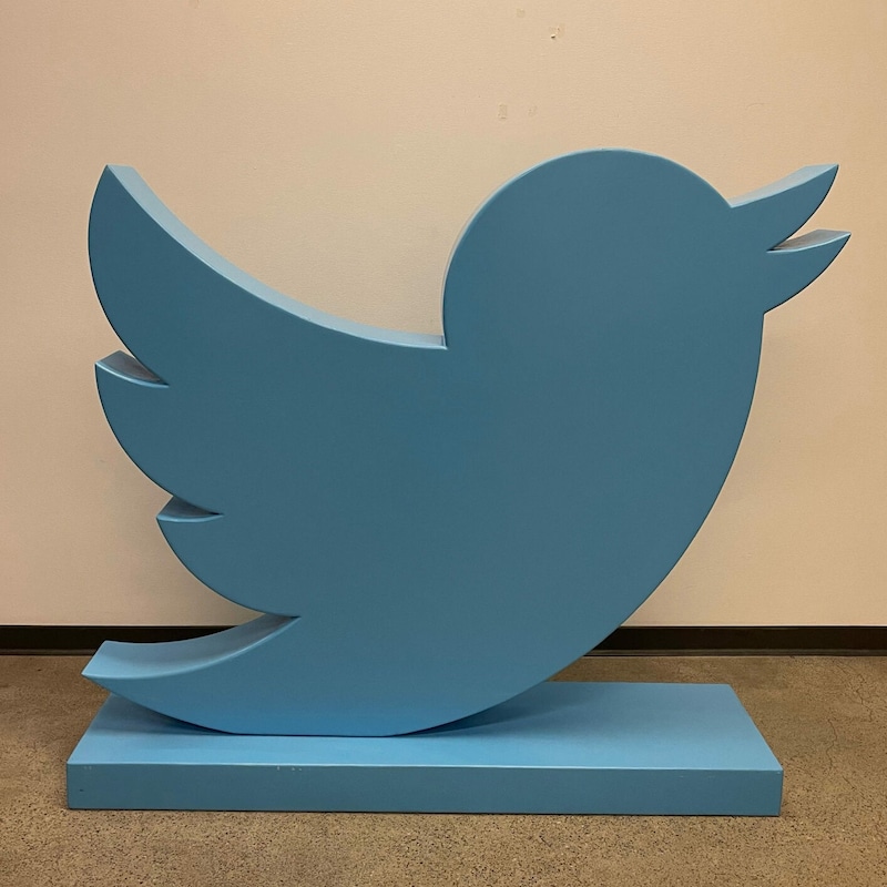 Eine Statue des Twitter-Logos brachte bei der Versteigerung 100.000 Dollar ein. (Bild: AFP)