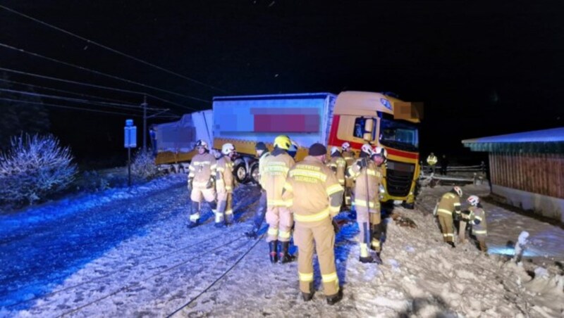 Die Floriani der Feuerwehr Taxenbach konnten den Lkw nicht ohne Hilfe bergen. Der Abschlepp- und Bergeservice aus St. Johann im Pongau wurde alarmiert. (Bild: Krone KREATIV/FF Taxenbach )