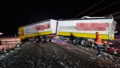 Der Lkw hing auf beiden Seiten über die Pinzgauer Bundesstraße. (Bild: Krone KREATIV/FF Taxenbach )