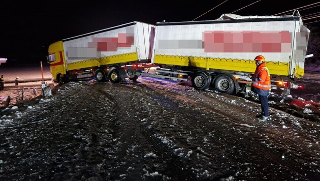 Der Lkw hing auf beiden Seiten über die Pinzgauer Bundesstraße. (Bild: Krone KREATIV/FF Taxenbach )