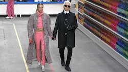 Der Kritiker Lagerfeld wurde schließlich „bekehrt“ (Bild: AFP/Patrick Kovarik)