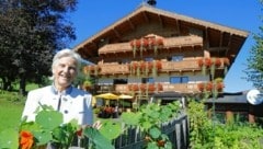 Hotelierin und Gastwirtin Signe Reisch vor dem berühmten Hotel Rasmushof (Bild: Christof Birbaumer )