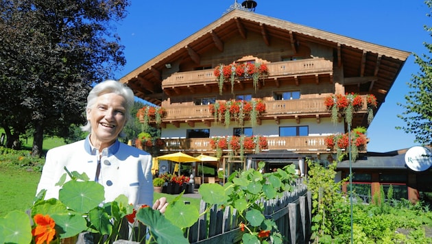 Hotelierin und Gastwirtin Signe Reisch vor dem berühmten Hotel Rasmushof (Bild: Christof Birbaumer )