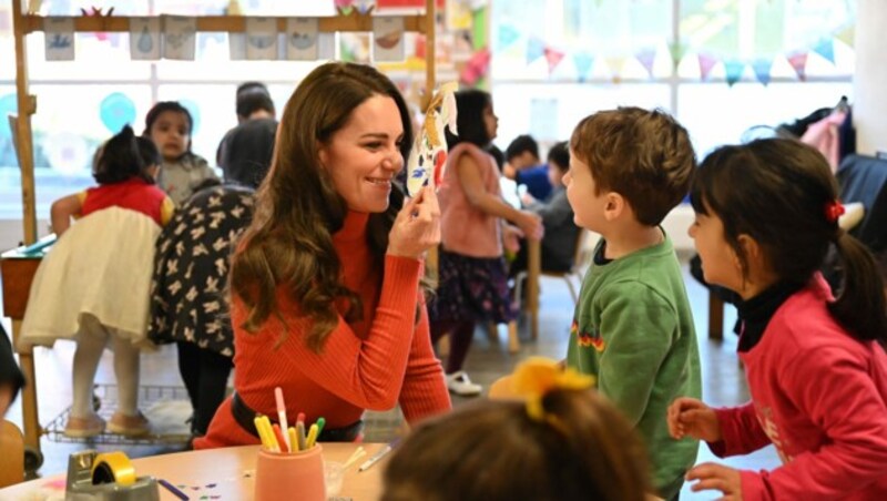 Prinzessin Kate besuchte eine Kindertagesstätte, wo beim Basteln von Masken mit den Kindern viel Spaß hatte. (Bild: APA/AFP/POOL/JUSTIN TALLIS)