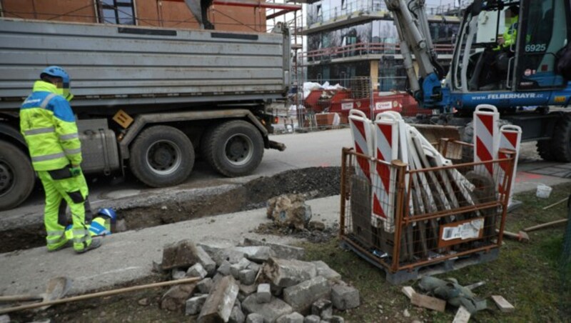 Große Aufregung bei Bauarbeiten in der Durisolstraße in Wels (Bild: laumat.at/Matthias Lauber)