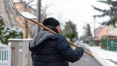 Männer sollten beim Schnee schaufeln wirklich aufpassen. (Bild: Brenek Malena)