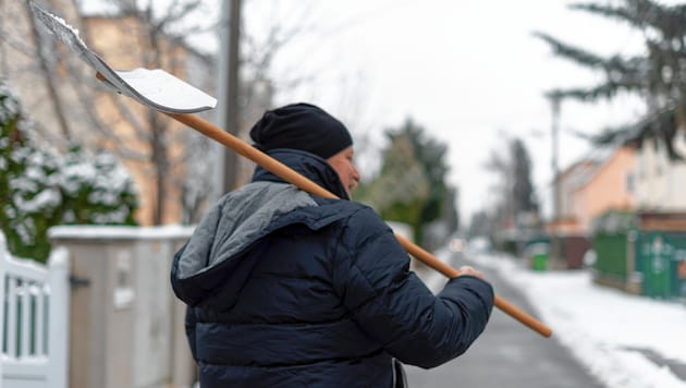 Männer sollten beim Schnee schaufeln wirklich aufpassen. (Bild: Brenek Malena)