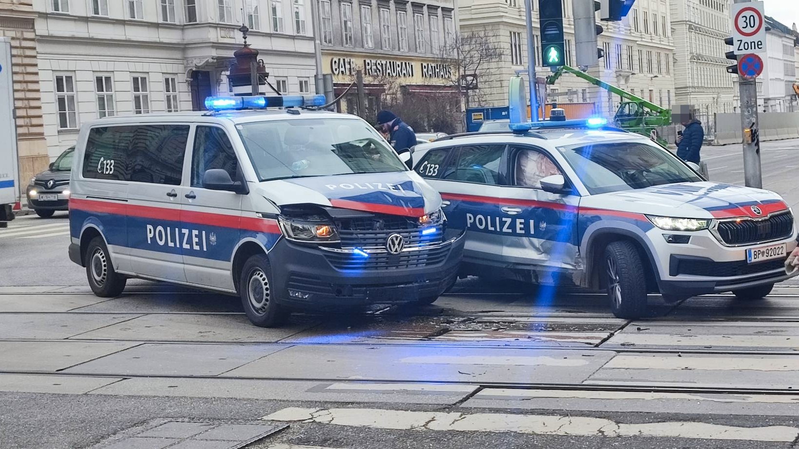 Im Zuge des Einsatzes krachten in der Josefstadt zwei Polizeiautos zusammen. (Bild: zVg)