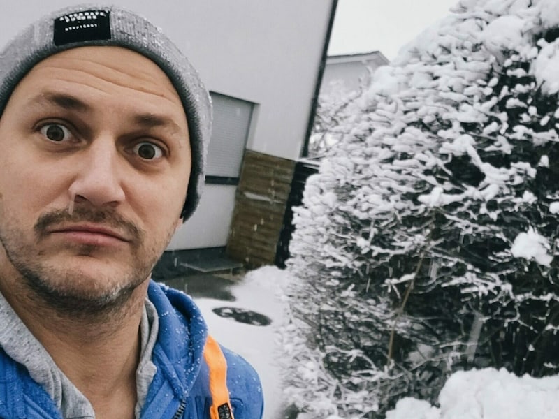 Schauspieler und „Krone“-Leseonkel Christian Krall macht sich jetzt auch Gedanken beim Schneeschaufeln. (Bild: Christian Krall)