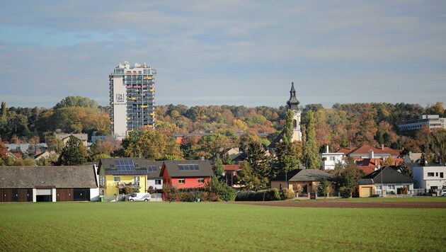 Noch ist nur der Kirchturm und ein Hochhaus zu sehen. Doch das könnte sich sehr schnell ändern, befürchtet die Initiative. (Bild: Gerhard Bartel)