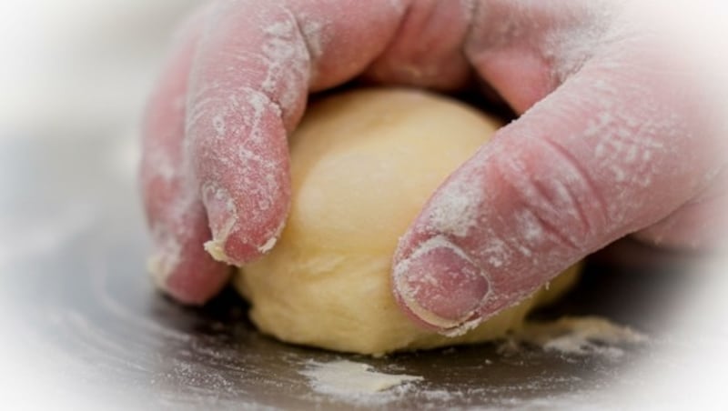 Jeder Bauernkrapfen wird mit der Hand geformt. (Bild: Einöder Horst)