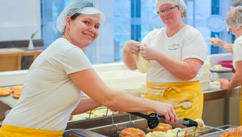 In der Schaubäckerei: Mehl, Eier, Milch und Öl für rund 15.000 Krapfen pro Woche kommen aus dem Mühlviertel. (Bild: Einöder Horst)