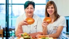 Roswitha Lichtenegger und Birgit Bauer sind Mutter und Tochter. In ihrer „Bauernkrapfen-Schleiferei“ kann man süße und pikante Krapfen genießen. (Bild: Einöder Horst)