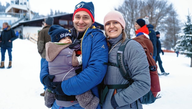 Johannes und Katja aus Nürnberg führen Söhnchen Carlo schon ganz früh an die Streif heran. (Bild: Mario Urbantschitsch)