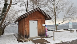 Der triebhafte Pensionist soll in dieser WC-Anlage in Alexenau in der Gemeinde Weyregg am Attersee auch eine Kamera installiert haben. (Bild: Hörmandinger Reinhard)