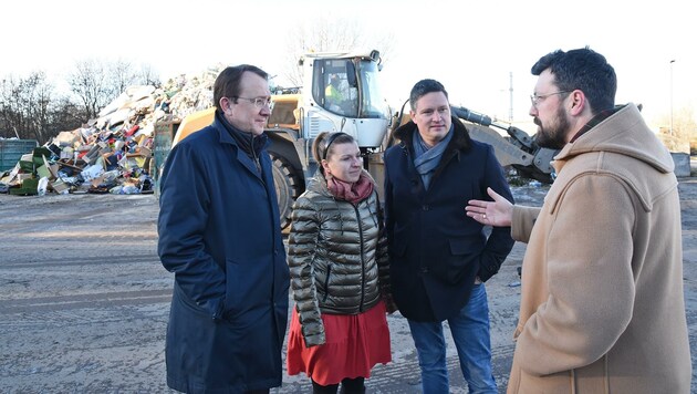 Vertrag ausverhandelt: Stadler mit Johannes Zöchling, Heidemaria Dodes und Vizebürgermeister Harald Ludwig (von links nach rechts). (Bild: Vorlaufer)