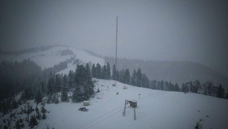 Auf dem Anzenberg zwischen Hintersee und Krispl-Gaißau wird dieser Tage der Mast für die Windmessungen fertiggestellt. (Bild: Scharinger Daniel)