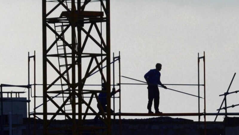 Gerade am Bau arbeiten viele Entsandte - sehr oft unterbezahlt. (Bild: dpa/Patrick Seeger)