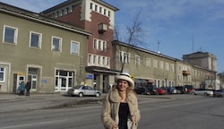 So sah der alte Bahnhof in Wels (r.) aus, der 2005 eröff- nete Neubau wirkt optisch besser, hat aber Mängel. (Bild: ®HORST EGGER)