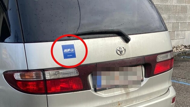 Dieser Sticker auf dem Auto des Gallspacher Bürgermeisters irritiert bzw. regt auf. (Bild: ZVG, Krone KREATIV)