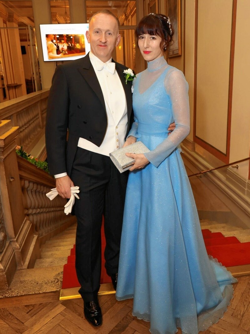 Paul Halwax mit Gattin Maddalena Del Gobbo, die in einem Kleid von Barbara Beltrame in den Musikverein kam. (Bild: Starpix/ Alexander TUMA)