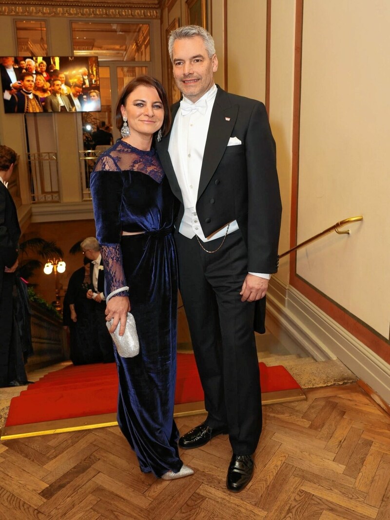 Karl Nehammer mit seiner Gattin Katharina, die eine Robe von Atil Kutoglu trug (Bild: Starpix/ Alexander TUMA)