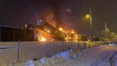 Nach dem Zusammenstoß ist ein Brand ausgebrochen. (Bild: Freiwillige Feuerwehr Faak am See)