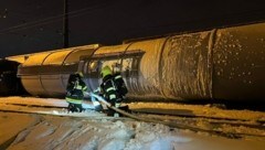 Fünf Waggons, die bei dem Güterzug-Unglück in Kärnten demoliert wurden, hatten Kerosin geladen. Der Treibstoff sickerte ins Erdreich und ins Grundwasser. (Bild: Hauptfeuerwache Villach)