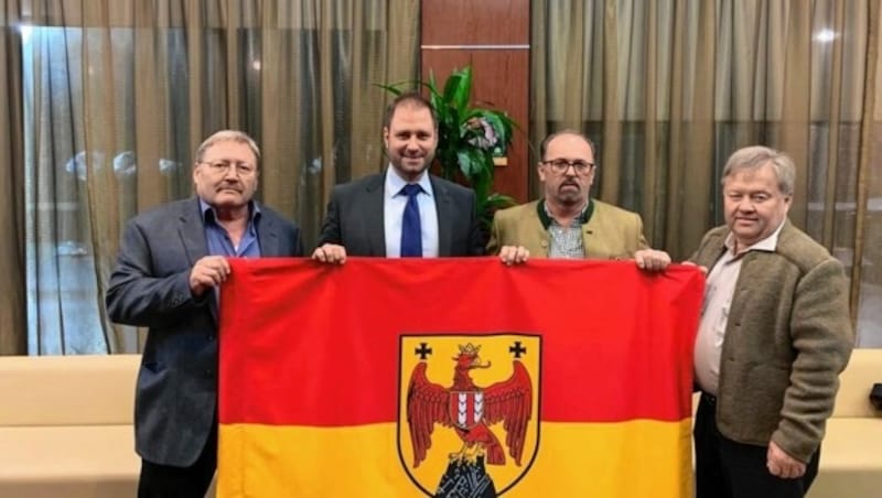 Rot-goldene Flagge gezeigt: Europa-Politiker Sagartz traf sich in New York mit Auslandsburgenländern. (Bild: ÖVP-Büro)