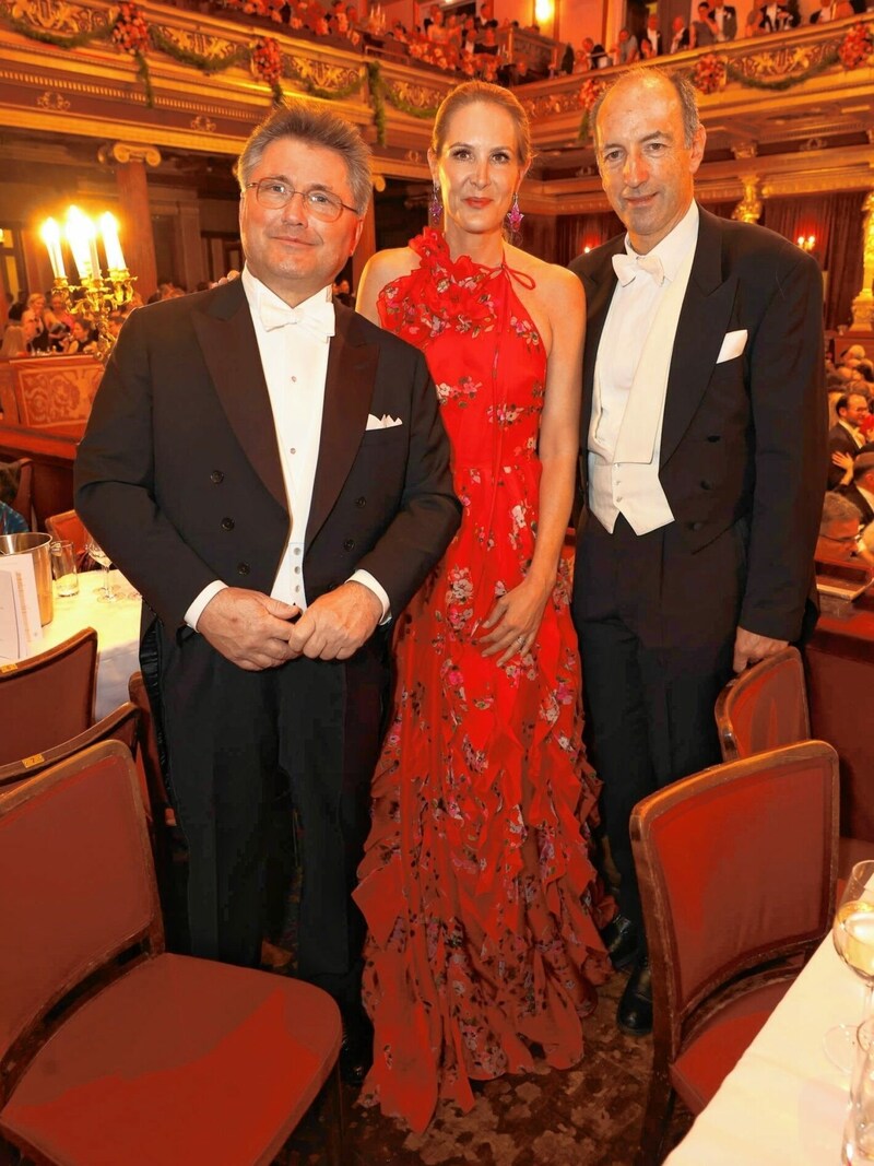 Porr-Vorstand und Singapurs Honorarkonsul Karl-Heinz Strauss (li.) feierte mit „Krone“-Herausgeber Christoph Dichand und seiner Ehefrau Eva. (Bild: Starpix/ Alexander TUMA)