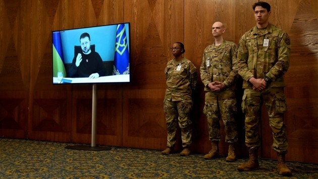 US-Soldaten lauschen der Rede von Präsident Wolodymyr Selenskyj auf der Basis in Ramstein. (Bild: AP)