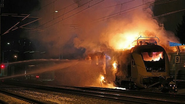 Die brennende, führerlose Diesel-Lokomotive wurde in Freilassing durch einen Prellbock gestoppt. (Bild: BRK Berchtesgadener Land)