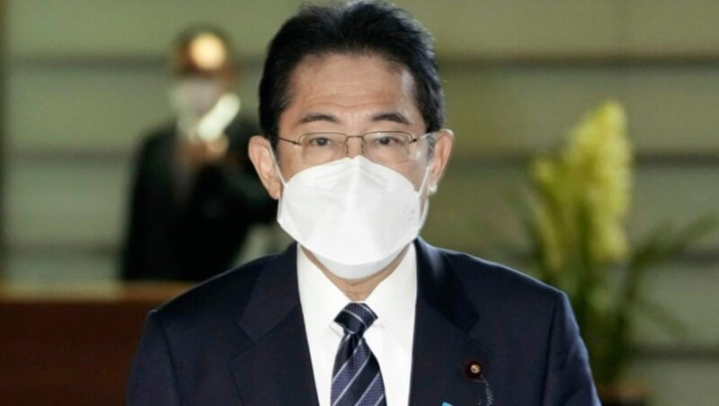 Japans Premierminister Fumio Kishida hat am Freitag angekündigt, den rechtlichen Status von Covid-19 im Frühjahr auf den Status der saisonalen Grippe herabzustufen. (Bild: Associated Press)